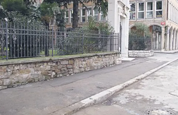 Razkopani del pločnika so delavci popoldne znova zasuli, z njim vred pa tudi najdene kosti