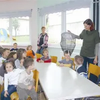 Najmlajša čebelarka Obalnega čebelarskega društva Jana Ljubič je izolskim malčkom posadila  čebelarski klobuk
