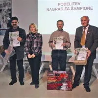 Priznanje šampionom je podelila vodja sekretariata za zdravo prehrano na ministrstvu za kmetijstvo mag. Mira Kos Skubic. Čestitkam čebelarjem je dodala ugotovitev, da je “ves slovenski med kakovosten”, tovrstna ocenjevanja pa ohranjajo sorte medu. Čestitala je Eđidiju Benčiču,   Avguštinu Bozji in Ivanu Atelšku (z leve proti desni). Ti so za nagrado,  kot se na Krasu spodobi, prejeli  kraške dobrote: kraški pršut, panceto in zašinek