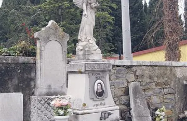 Zanimiv detajl nagrobnega spomenika na izolskem pokopališču, za katerega bodo kot prvega na obali kmalu začeli veljati zelo strogi pogoji zaščite