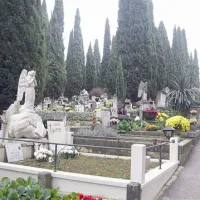 Zgled na videz  dobro obnovljenega starega grobnega prostora in spomenika na koprskem pokopališču. Kdo ve, ali ustreza smernicam dediščinskega zavoda?