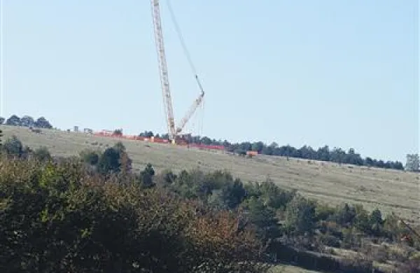 Izvajalec del podjetje Enercon je najvišji žerjav v Evropi, postavljen na Griškem polju, kjer naj bi zrasla prva  prva vetrna elektrarna  v Sloveniji, že želel pospraviti. Znova se oglasijo v četrtek ... 
