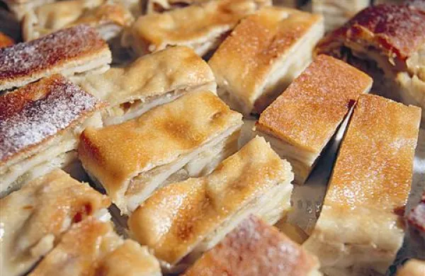 Jabolčni zavitek s kvašenim testom je brkinska sladica.
