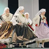 Članice tržaške folklorne skupine Stu ledi plešejo v brških nošah.
