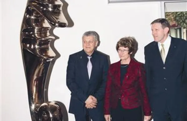 Simbol  Univerze na Primorskem za zdaj ostaja v skladišču.