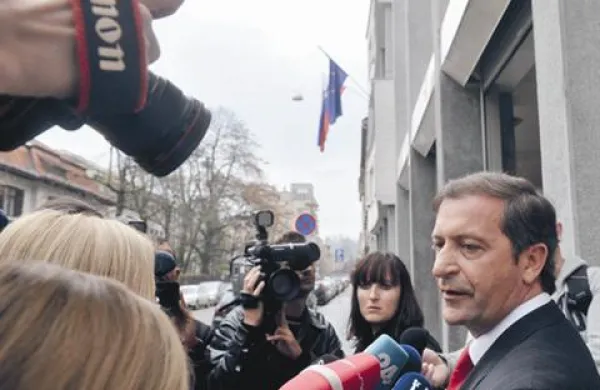 Zobec Hrastarjeva naj bi bila po Erjavčevih besedah v nekaterih zadevah zavedena, saj uporablja neveljavne dokumente, nesprejete sklepe, in strokovna mnenja tistih, ki sploh niso strokovnjaki z določenih področij. “Upam, da bo sodnik zadosti moder, da bo ugotovil, da ni pogojev za nadaljevanje glavne obravnave,” je še dejal Erjavec.