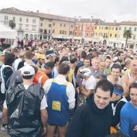 Čakajoč na start. Tekači so Palmanovo preplavili.
