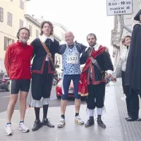 Kakšna utrdba bi bila Palmanova brez vojakov! V družbo kostumiranih meščanov sta se postavila Tolminec Ivan Kragelj (levo)  in  Franc Škrlj iz Zavrhka v Brkinih.