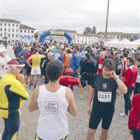 Medtem ko se je tek začel, so na začelju tekači še čakali - in se prebujali