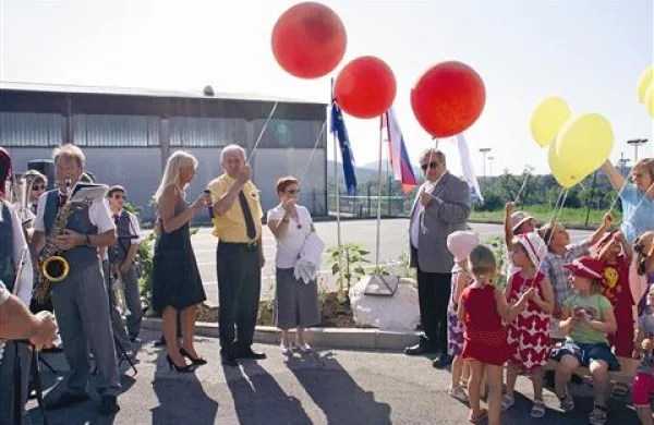 Tako slovesno so v Divači v začetku julija postavili temeljni kamen za nov vrtec. A čeprav bi moral stati  do sredine prihodnjega leta, zanj niti še “ta glavnega” - evropskega denarja ni.