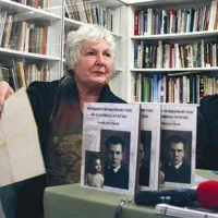Majda Colja Kompan s pismo Ferda Bidovca, ki ga je lani našla povsem nepričakovano  med starimi fotografijami. Pismo je napisano v slovenščini, zato se postavlja tudi  vprašanje, kako, da je  sploh šlo skozi italijansko cenzuro, saj so zaporniki lahko pisali le v italijanščini.