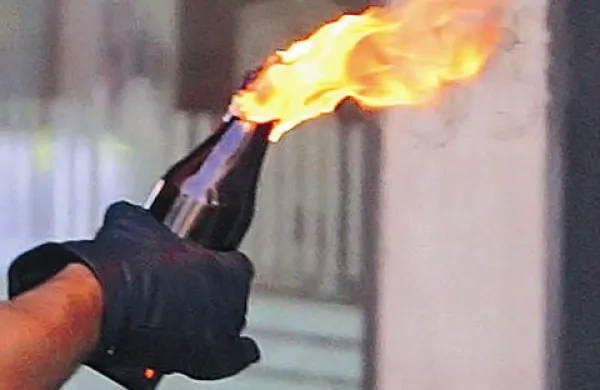 Obtoženi naj bi molotovko postavil pred ženin avto.