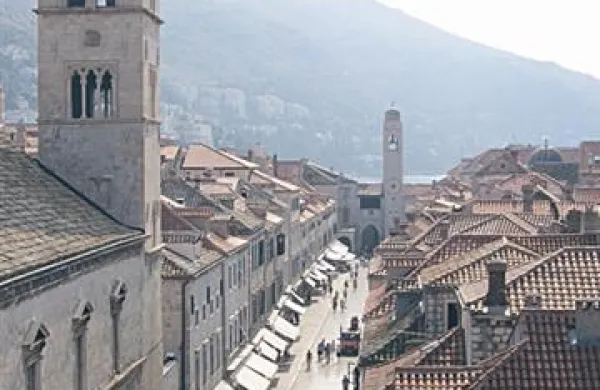 Glavna ulica v Dubrovniku se je v ponedeljek spremenila v reko.
