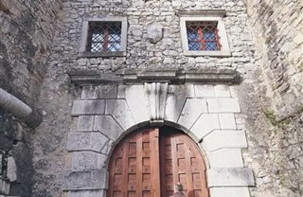 Grad je že nekaj let zaprt, na ministrstvu pa pravijo, da se z nekdanjim najemnikom Alešem Vidičem še pogovarjajo o “razrešitvi pogodbenih obveznosti”.