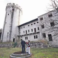 Čeprav prazen grad ves čas privablja številne obiskovalce. Če bi ga obnovili in napolnili s privlačnimi programi, bi bil lahko motor razvoja vse doline, so prepričani v Braniku. 