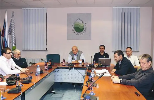 Plaz  neposredno ne ogroža več Lokavca, so zagotovili predstavniki stroke.