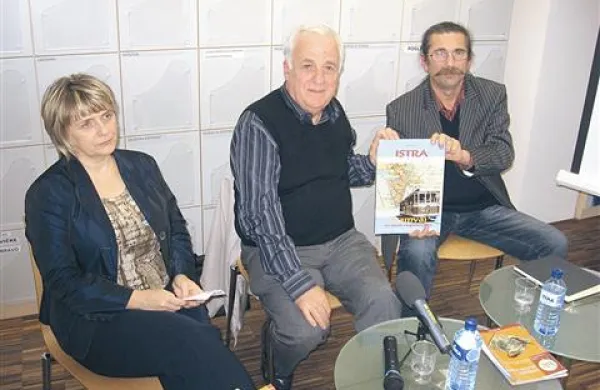 Knjigo o istrskih tramvajih sta predstavila Slobodan Simič Sime (desno) in Milovan Cemović, večer v piranski knjižnici  je vodila Ksenija Kmetec.  