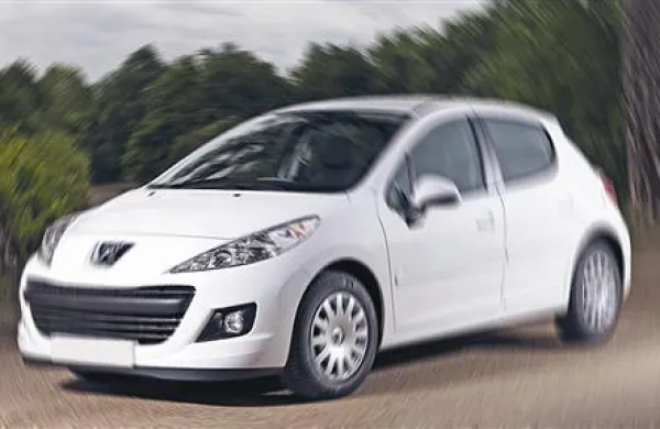 Peugeote so po lanski spektakularni kraji našli in vrnili lastnikom. Po popravilu so jih prodali kot srečne avte. 