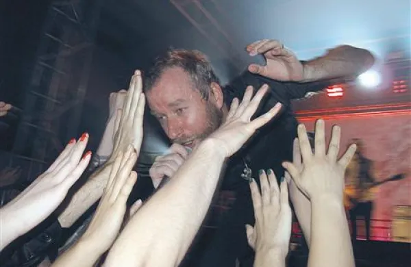 Matt Berninger  se je oboževalk in oboževalcev  dotaknil tudi dobesedno 