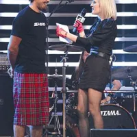 Frontman Elvis Jackson z voditeljico Ido Prester, sicer članico glasbene zasedbe Lollobrigida.