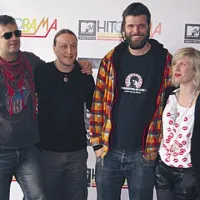 Člani zasedbe Elvis Jackson in voditeljica Hitorame na ponedeljkovi tiskovni konferenci.
