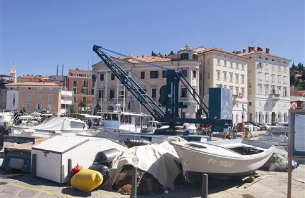 Pirančani se borijo, da bi nova občinska oblast ob prenovi mandrača ohranila staro dvigalo za čolne, saj je del mediteranske kulture mesta.  