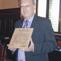 Manfred Breindl je koprskim trgovcem podaril ploščico z desetimi trgovskimi zapovedmi. Zapovedi, denimo, pravijo, da si ne smejo želeti svojega bližnjega stranke ali pa da morajo povečati ponudbo v Kopru in nakupovati pri svojih kolegih ter da se ne smejo veseliti neuspeha drugega trgovca. 