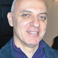 Ambroz Tomovski, zlatar: “Narediti moramo prvi korak in ustanoviti združenje trgovcev. Najti moramo skupni imenovalec ter dobro promovirati mesto in trgovsko dejavnost v središču. V Kopru žal vse spi in to se je videlo tudi v (ne)prisotnosti trgovcev na današnjem srečanju. Res pa je tudi, da se tudi v drugih mestih po Evropi soočajo z enakimi težavami.”  