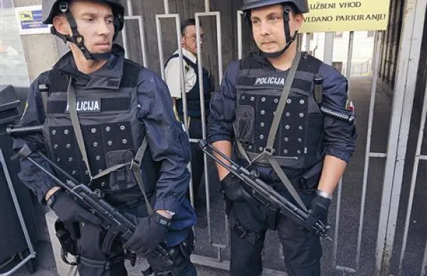 Kriminalisti so konec maja končali obsežno preiskavo in k preiskovalnemu sodniku pripeljali osumljene v zadevi Balkanski bojevnik. Devet osumljenih je že od takrat v priporu, trije pa so v hišnem priporu.