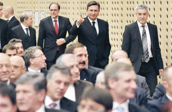Na vrhu gospodarstva si gospodarstveniki in vlada pogledajo iz oči v oči