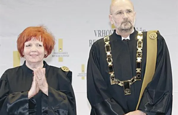 Predaja poslov med dosedanjo predsednico Vrhovnega sodišča Alenko Jelenc Puklavec in in novim predsednikom Brankom Maslešo.