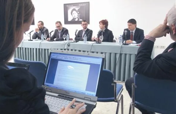  O RTV Slovenija so razpravljali Cene Grčar, Marko Filli, Marko Milosavljević, Majda Širca in Jurij Giacomelli. 