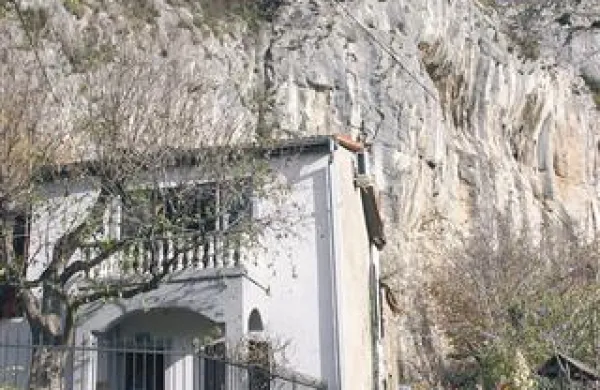 S stene je padla skoraj na domače dvorišče.