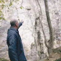 Vladimir Novak kaže na zlomljeno vejo.