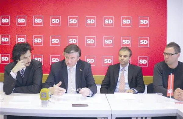 Poslanca SD  (z leve) Luka Juri in  Marjan Križman, kandidat za župana Janez Starman in predsednik koprskega SD Sebastjan Kokl opozarjajo, da bo kmalu odpeljal zadnji vlak za denar EU za vodno oskrbo in ravnanje z odpadki.