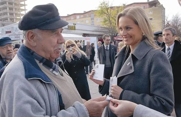 Katarina Kresal je danes s pripenjanjem belih pentelj mimoidočim opozarjala  na nasilje nad ženskami.  