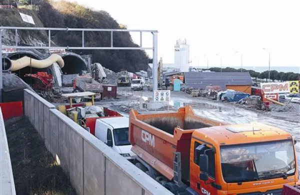 CPM je parkiral tovornjake. Po naših informacijah je na  koprsko gradbišče včeraj prepeljal  tudi tovornjake iz Pivola.