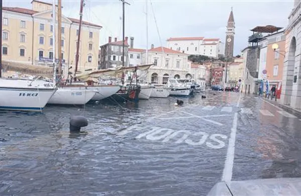 Pirančani so že vajeni, da morje ob visoki plimi poplavi obalo. Moti jih le, da se sirena, ki na to opozarja, ne sproži vedno.