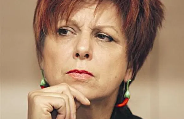 Majda Širca na očitke odgovarja, da zakon še bolj zapira možnost privatiziranja RTVS. 