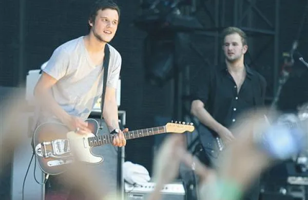 White Lies kot predskupina na koncertu Coldplay v Vidmu - pevec Harry McVeigh in basist Charles Cave 