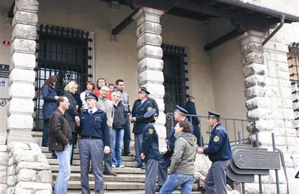 Pred časom so svoje mnenje s tihim protestom na stopnicah pred postojnsko policijsko upravo izrazili tudi zaposleni.