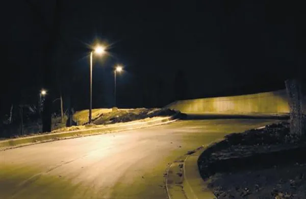 52-letnik se je sredi noči odločil, da bo prenočil kar sredi ceste
