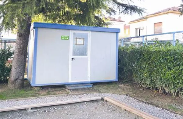 Zabojnik s sanitarijami na Birbi 1