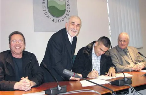 Včeraj so uradno podpisali koalicijsko pogodbo. Z leve novi podžupan Igor Česnik (NSD), župan Marjan Poljšak, Peter Kodrič (ZZP) in novi podžupan Drago Vidrih (DeSUS). Poljšak ob tem ni skrival  zadovoljstva. 