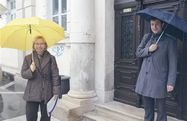 Barbara Verdnik z  odvetnikom  pred sodiščem  
