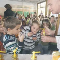 Tako so v sredo  sežanskim šolarjem kraški čebelarji ponudili domač, kraški med