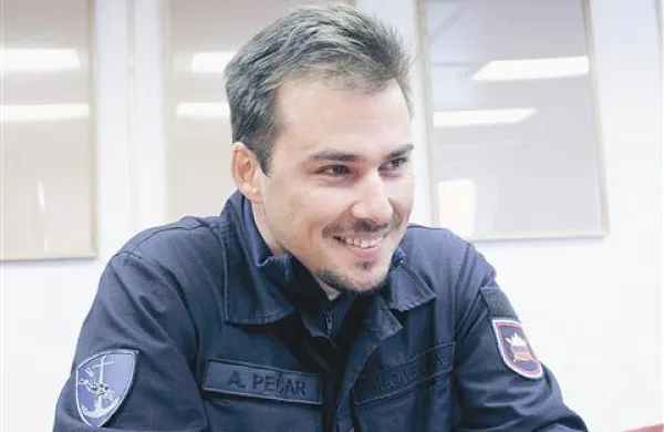 Poročnik fregate Andrej Pečar je prepričan, da na morju največ štejeta  zaupanje in tovarištvo. Brez dobre posadke tudi trda poveljniška roka nima pravega učinka.