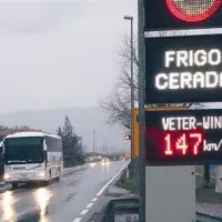 V Vipavski dolini je burja dosegla tudi rekordno hitrost 147 kilometrov na uro.