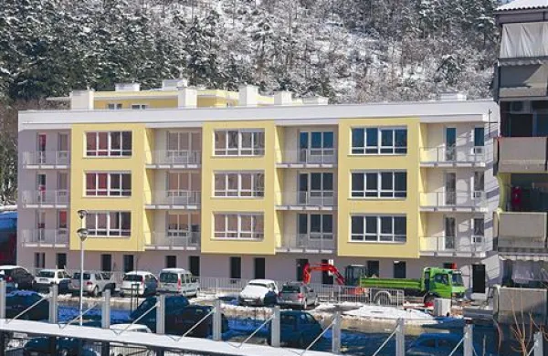 V 72 stanovanjih Resja naj bi nov dom dobilo  144 stanovalcev. Stanovanja bodo v treh etažah, nekaj tudi v četrti etaži na strehi. V kleti in pritličju bodo avla, parkirišče, welness, shrambe in tehnični prostori. Na stiščišču zahodnega in severnega trakta bodo v višjih nadstropjih prostori za druženje.