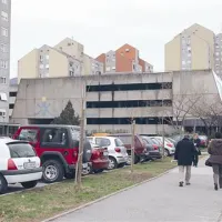 Sodišče je garažno hišo lani prisodilo občini, o parkiriščih in zelenicah pa še tečejo tožbe 
